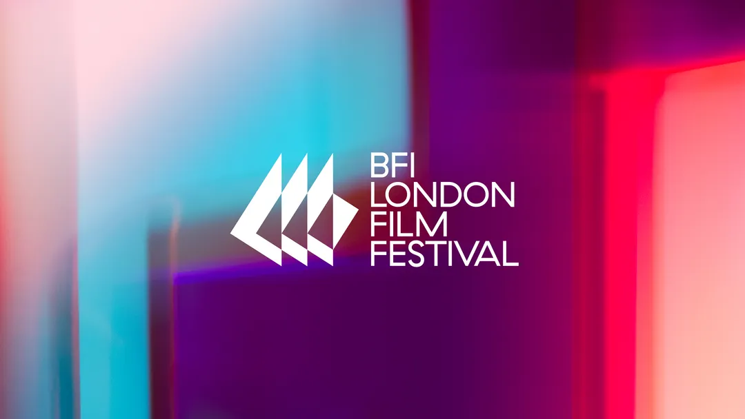 Key art del BFI London Film Festival: la marca en blanco sobre campos difusos de luz proyectada en rosa, cian, magenta y rojo, con bordes suaves que se superponen como planos de color.