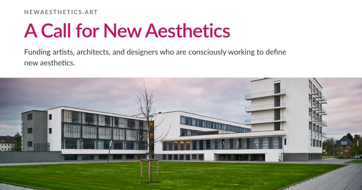 Tarjeta oficial de la convocatoria "A Call for New Aesthetics" con el subtítulo sobre financiar artistas, arquitectos y diseñadores, y una fotografía del edificio de la Bauhaus en Dessau.